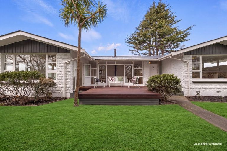 Photo of property in 2 Ilfracombe Place, Burnside, Christchurch, 8053