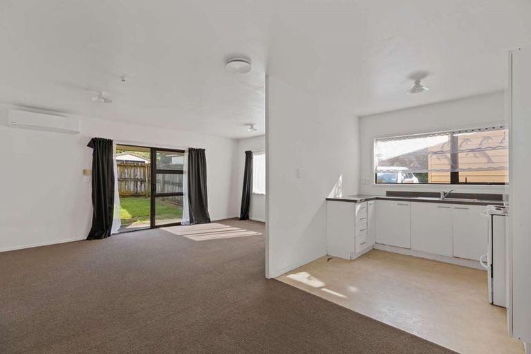 Photo of property in 399b Roscommon Road, Clendon Park, Auckland, 2103