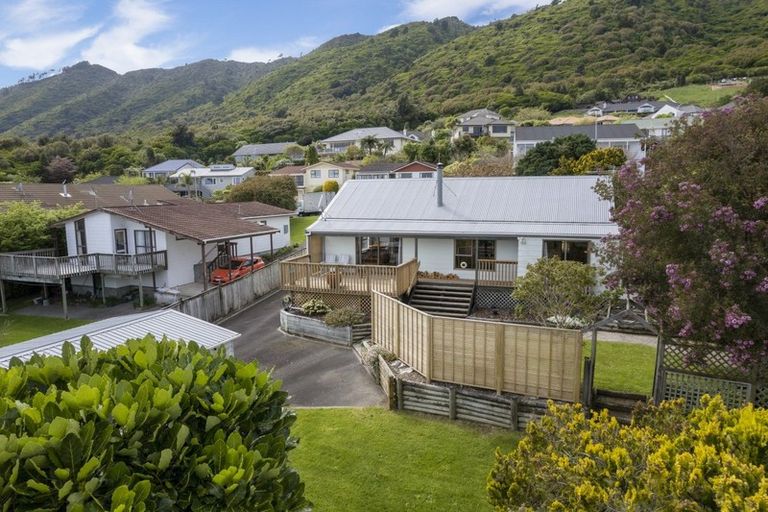 Photo of property in 10 Amokura Street, Waikanae, 5036