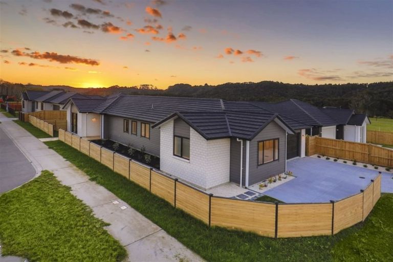 Photo of property in 7 Len Ireland Drive, Kumeu, 0810