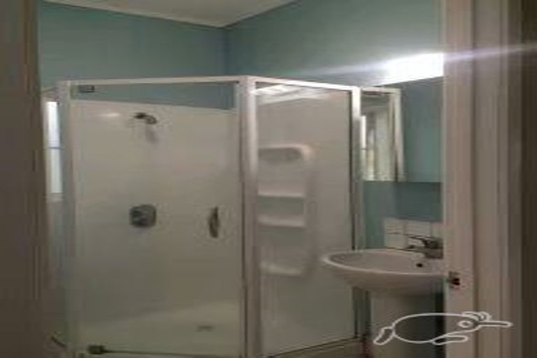 Photo of property in 2/56 Northcote Road, Northcote, Auckland, 0627