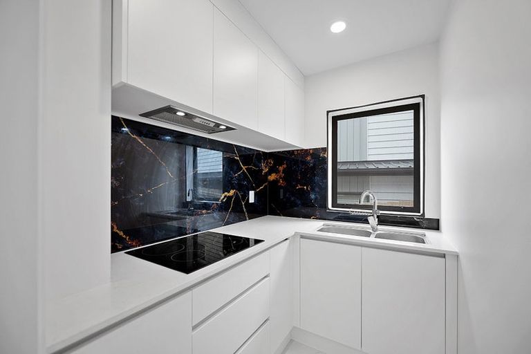 Photo of property in 25a Athena Drive, Totara Vale, Auckland, 0629