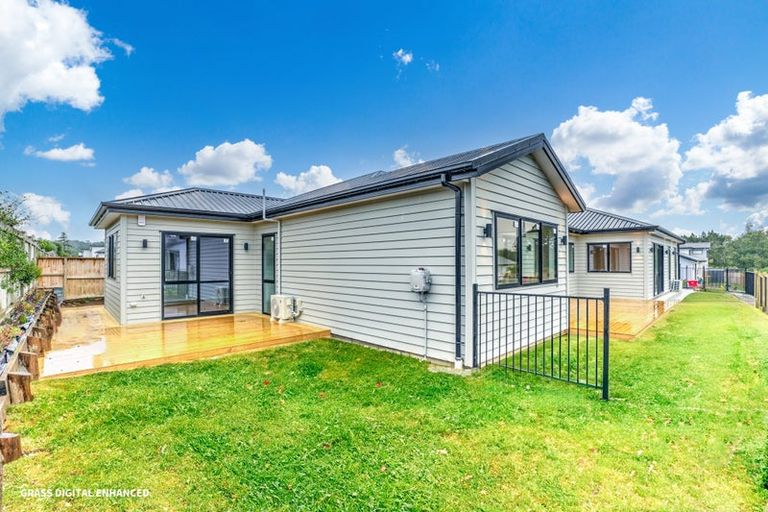 Photo of property in 11 Lewis Younie Road, Kumeu, 0810