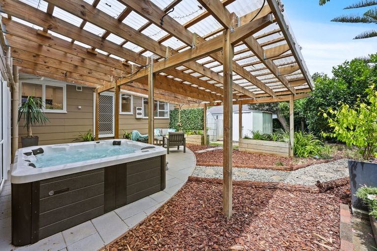 Photo of property in 16 Judkins Crescent, Cockle Bay, Auckland, 2014