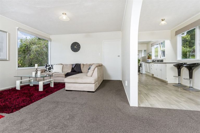 Photo of property in 2/253 Wairau Road, Totara Vale, Auckland, 0627