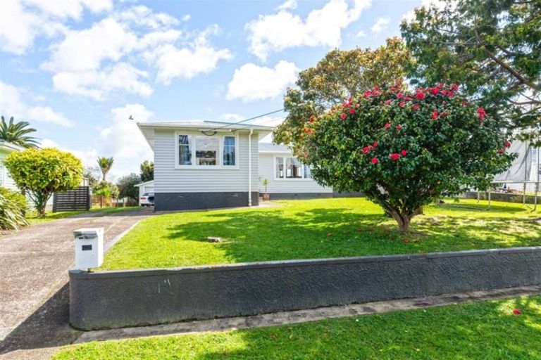 Photo of property in 11 Sylvan Crescent, Te Atatu South, Auckland, 0610
