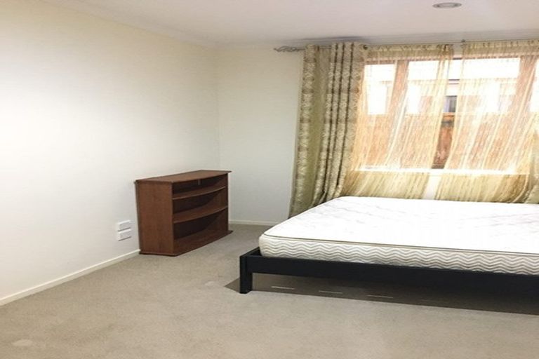 Photo of property in 20 Exeter Place, Unsworth Heights, Auckland, 0632