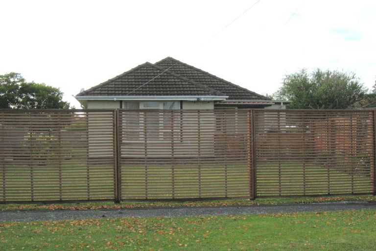 Photo of property in 22 Lambeth Crescent, Northcote, Christchurch, 8052