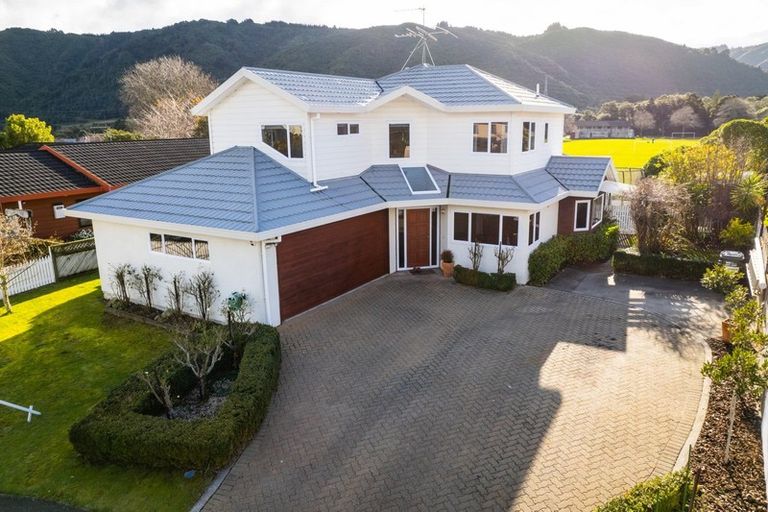 Photo of property in 16 Kingfisher Close, Brown Owl, Upper Hutt, 5018