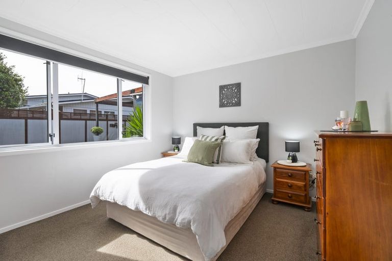 Photo of property in 10 Wikiriwhi Crescent, Awapuni, Palmerston North, 4412