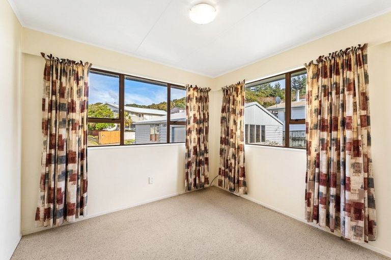 Photo of property in 4 Newburn Grove, Wainuiomata, Lower Hutt, 5014