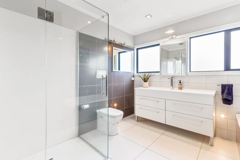 Photo of property in 163 West Harbour Drive, West Harbour, Auckland, 0618