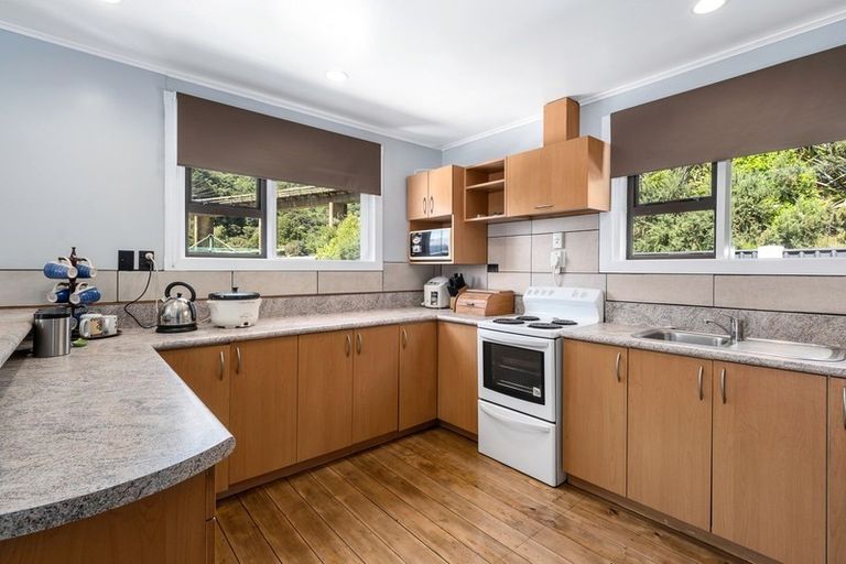 Photo of property in 76 Devon Street, Picton, 7220