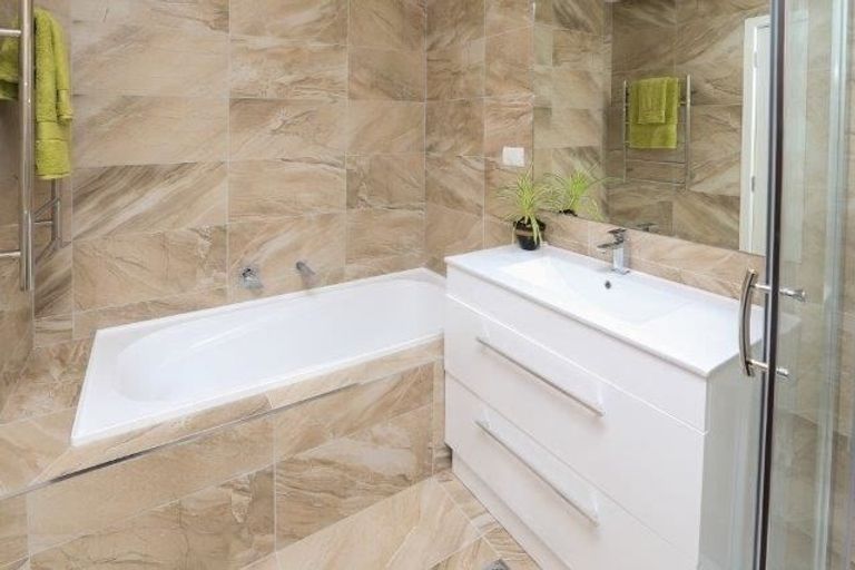 Photo of property in 1/11 Crosher Place, Silverdale, Hamilton, 3216