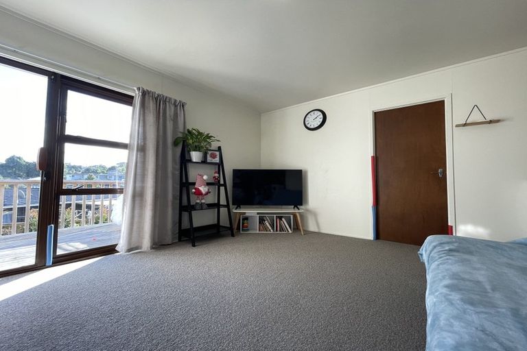 Photo of property in 1/16a Camrose Place, Glenfield, Auckland, 0629