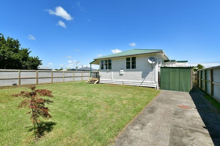 Photo of property in 2/11 Parakai Avenue, Parakai, 0830