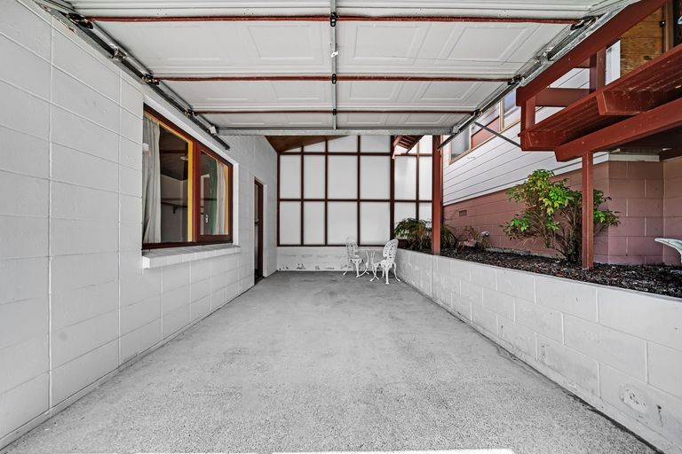 Photo of property in 2 Ensign Place, Hillcrest, Auckland, 0627
