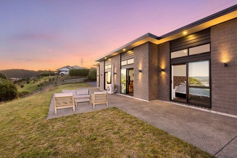 Photo of property in 51 Percy Kinsman Crescent, Riverstone Terraces, Upper Hutt, 5018