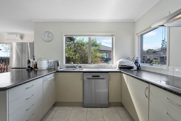 Photo of property in 142 Oaktree Avenue, Browns Bay, Auckland, 0630