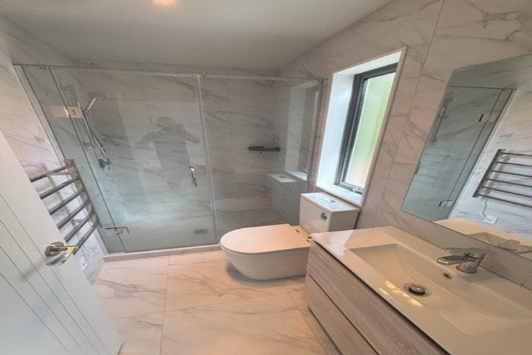 Photo of property in 49e Oaktree Avenue, Browns Bay, Auckland, 0630