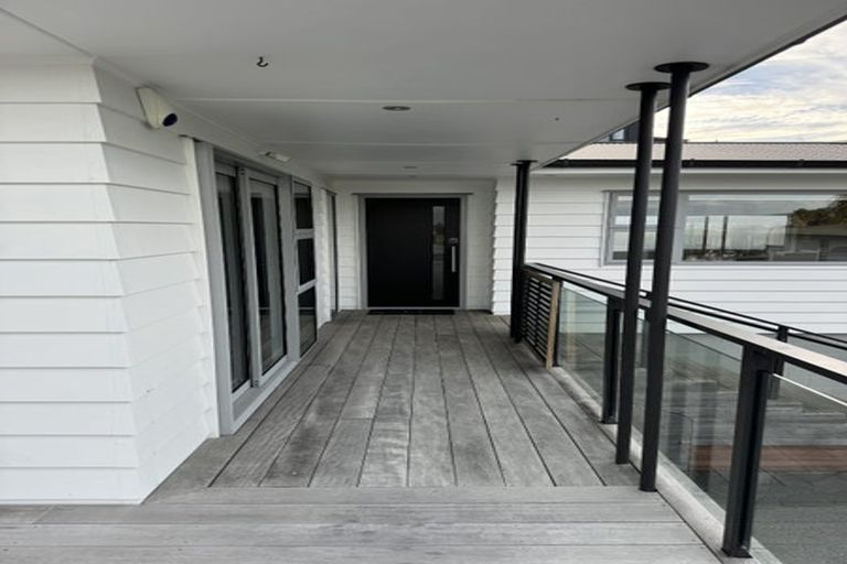 Photo of property in 2/17 Commodore Parry Road, Castor Bay, Auckland, 0620