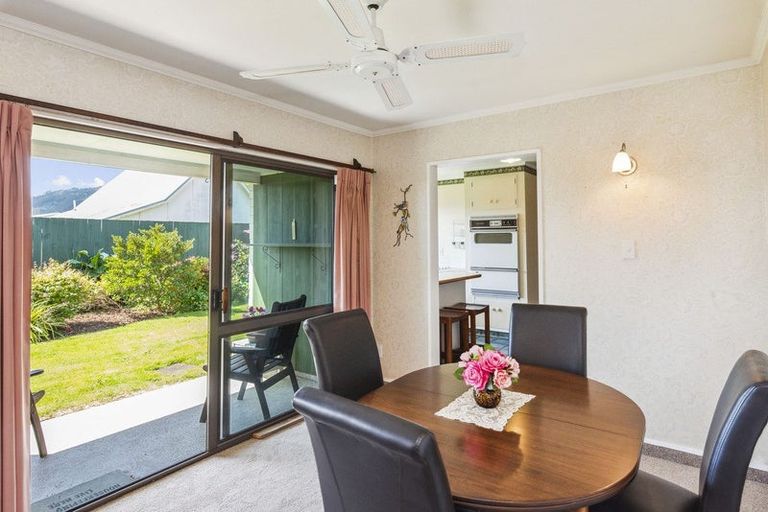 Photo of property in 50b Rewarewa Crescent, Waikanae, 5036