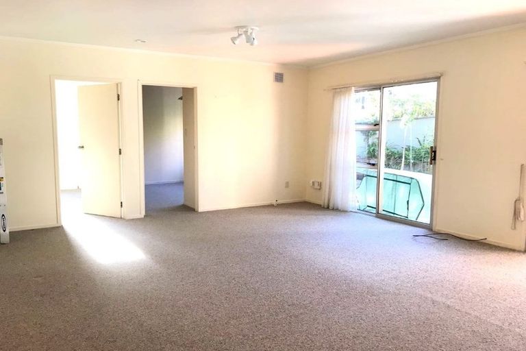 Photo of property in 1 Calman Place, Chatswood, Auckland, 0626