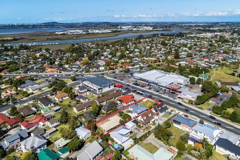 Photo of property in 218 Edmonton Road, Te Atatu South, Auckland, 0610