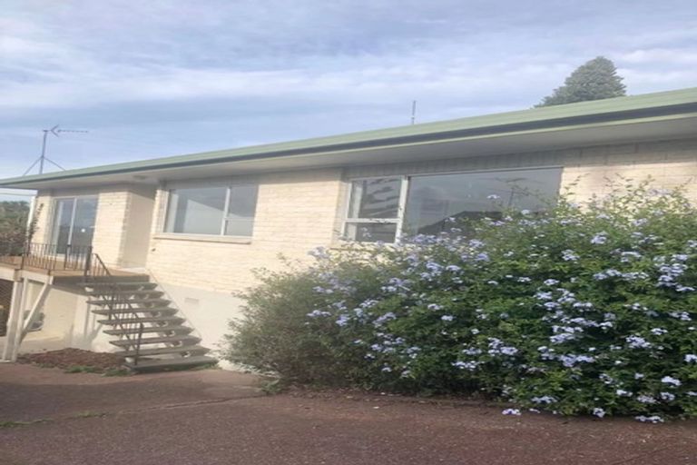 Photo of property in 2/7 Malters Place, Browns Bay, Auckland, 0630