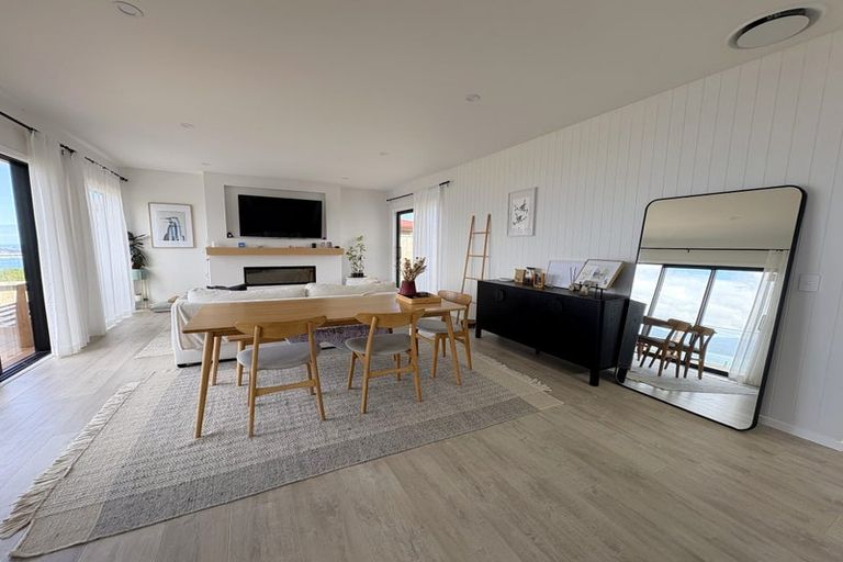 Photo of property in 37 Boeing Way, Newlands, Wellington, 6037