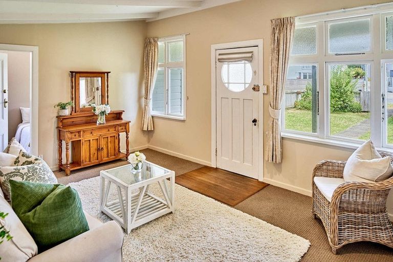 Photo of property in 10 Lambley Road, Titahi Bay, Porirua, 5022