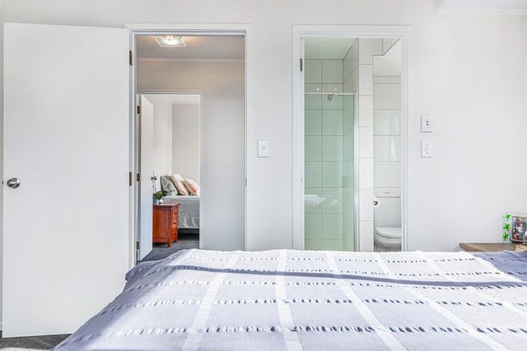 Photo of property in 9 Seagrove Road, West Harbour, Auckland, 0618