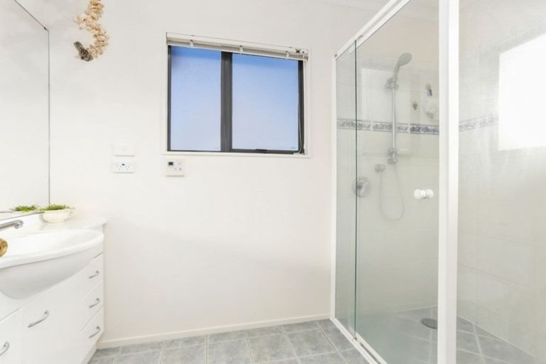 Photo of property in 4 Northcross Drive, Oteha, Auckland, 0632