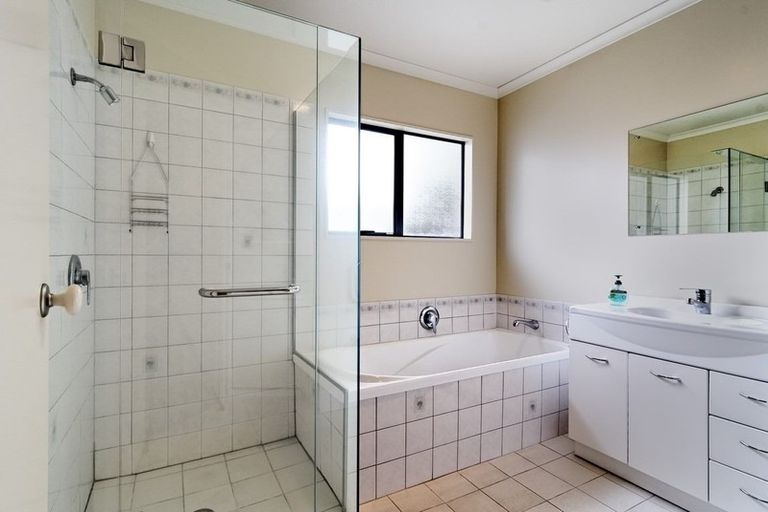 Photo of property in 5 Breenagh Place, Massey, Auckland, 0614