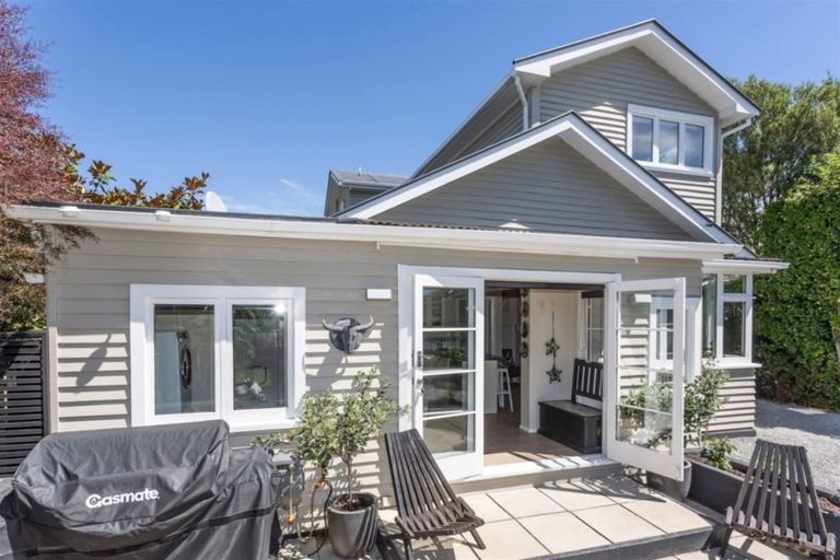 Photo of property in 100 Saint Andrews Square, Strowan, Christchurch, 8052