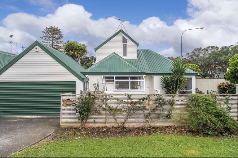 Photo of property in 1/1 Valley Road, Northcote, Auckland, 0626