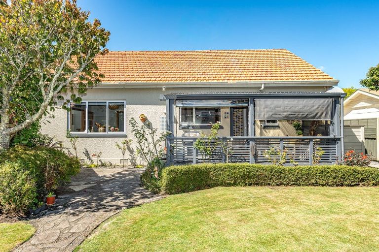 Photo of property in 2 Tarata Street, Saint Johns Hill, Whanganui, 4501