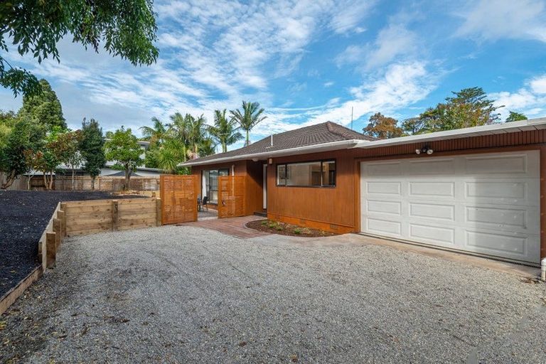 Photo of property in 2/7 Tallington Crescent, Torbay, Auckland, 0630