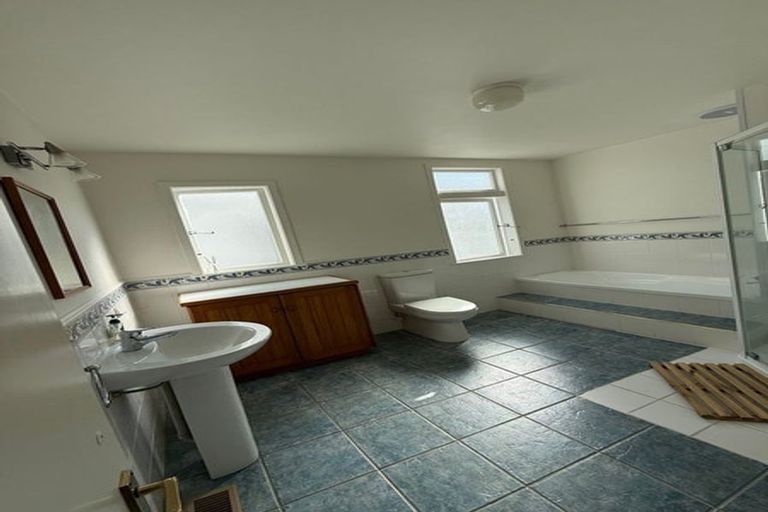 Photo of property in 5 Gilbert Street, New Plymouth, 4310