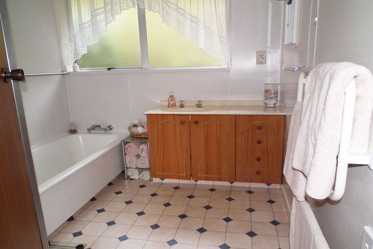 Photo of property in 16 Ure Street, South Hill, Oamaru, 9400