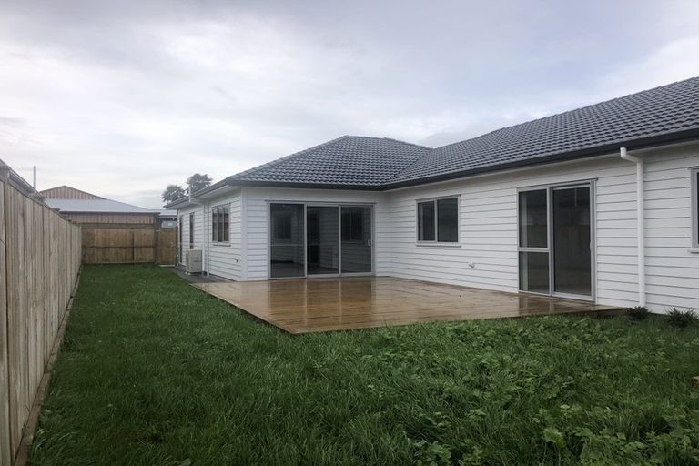 Photo of property in 18 Gilbransen Road, Kumeu, 0810