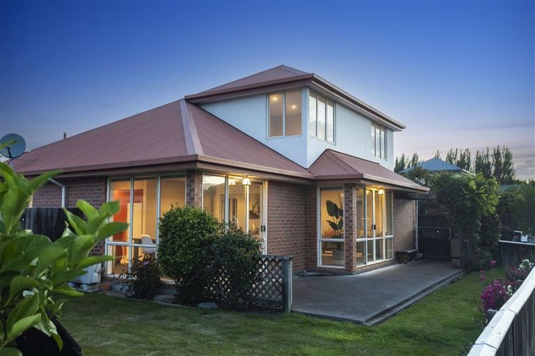 Photo of property in 2 Rosefield Lane, Northcote, Christchurch, 8052