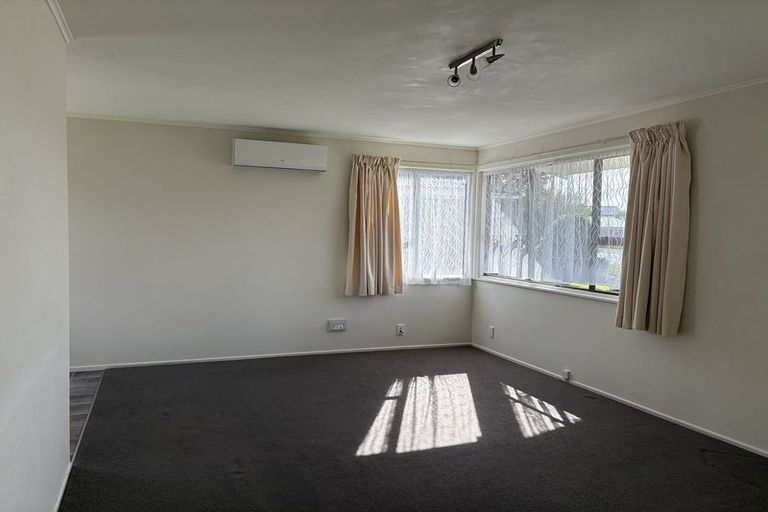 Photo of property in 6 Mountbatten Place, Papakura, 2110