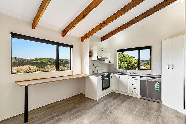 Photo of property in 15 Empressa Heights, Helensville, 0800