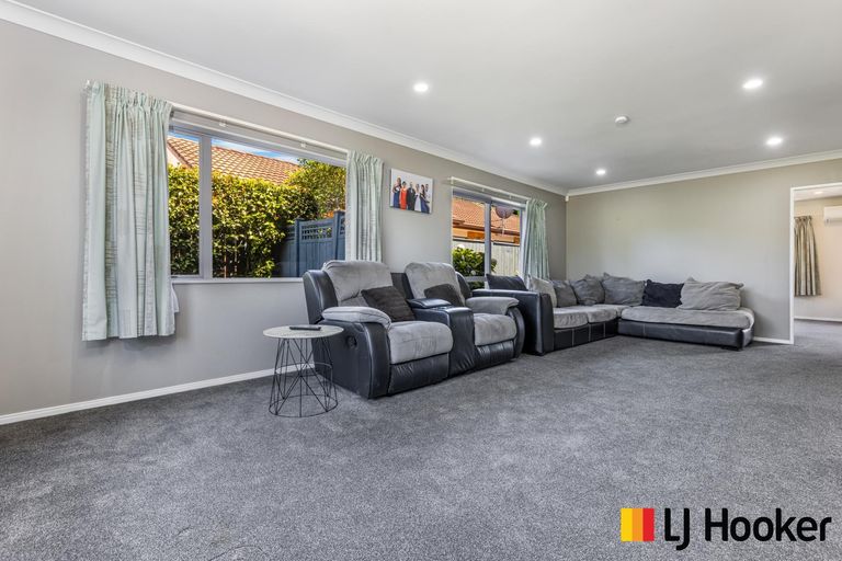 Photo of property in 52 Belfry Place, Wattle Downs, Auckland, 2103