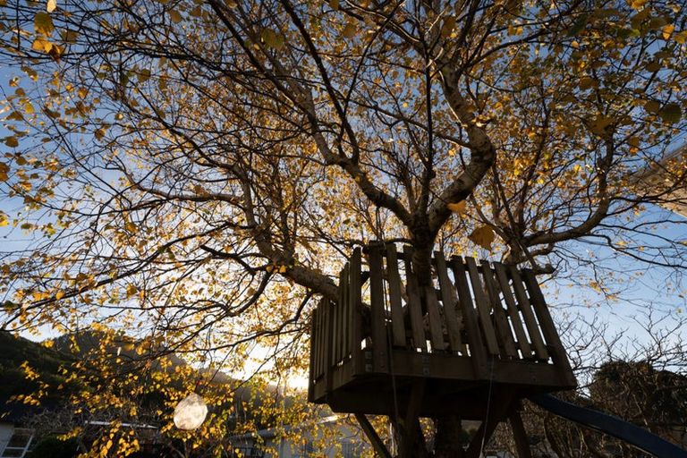 Photo of property in 2 Fitzwilliam Terrace, Tawa, Wellington, 5028