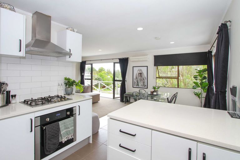 Photo of property in 1/27 Sovereign Place, Glenfield, Auckland, 0629