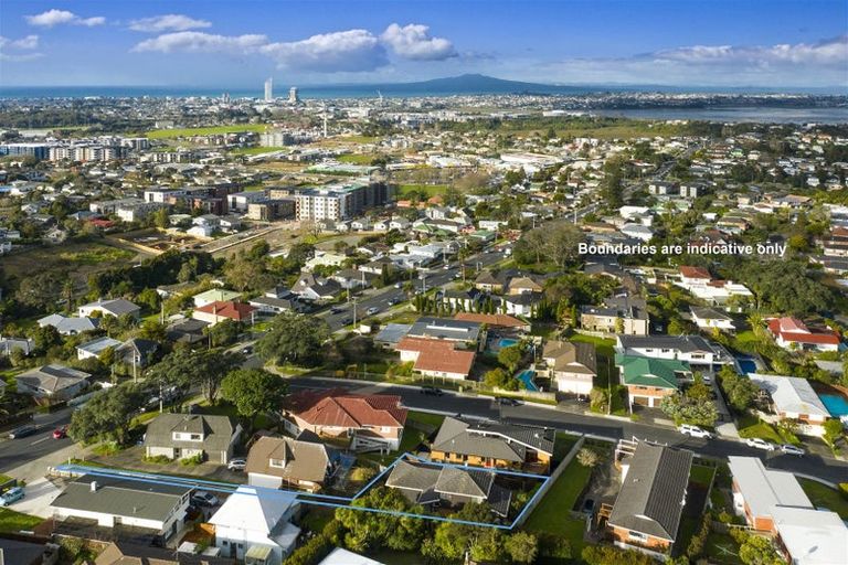 Photo of property in 1/3 Holdaway Avenue, Northcote, Auckland, 0627