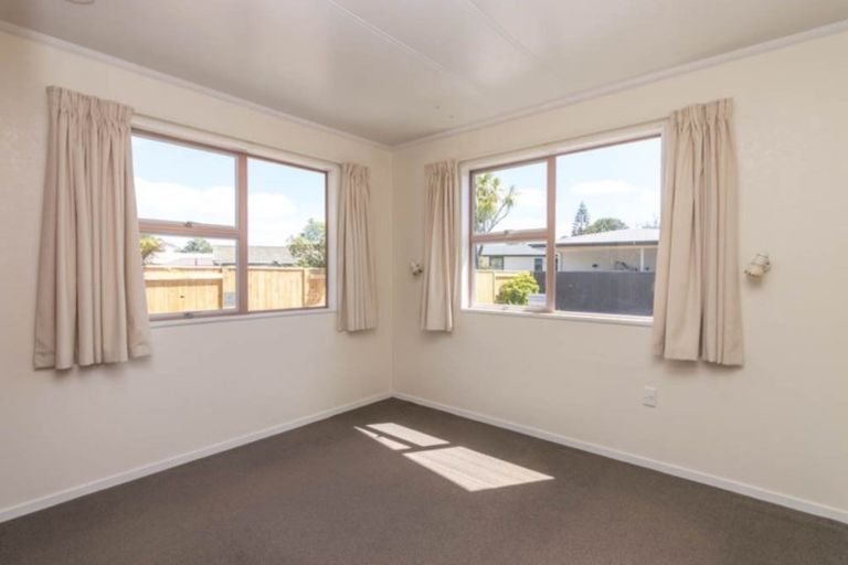 Photo of property in 15 Pinedale Parade, Milson, Palmerston North, 4414