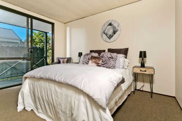 Photo of property in 2/22 Devonshire Road, Unsworth Heights, Auckland, 0632